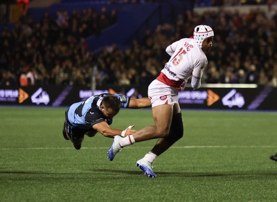 231026 Cardiff Rugby v Hollywoodbets Sharks, BKT United Rugby Championship - Zekhethelo Siyaya of Hollywoodbets Sharks gets past Liam Belcher of Cardiff Rugby 