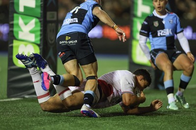 231026 Cardiff Rugby v Hollywoodbets Sharks, BKT United Rugby Championship - Matt Romao of Hollywoodbets Sharks races through to score try