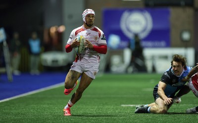 231026 Cardiff Rugby v Hollywoodbets Sharks, BKT United Rugby Championship - Edwill van der Merwe of Hollywoodbets Sharks breaks away