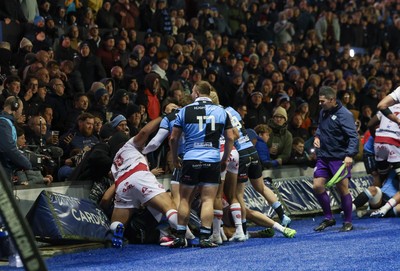 231026 Cardiff Rugby v Hollywoodbets Sharks, BKT United Rugby Championship - Players get involved in a scuffle after James Botham of Cardiff Rugby powers over to score try