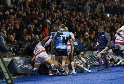 231026 Cardiff Rugby v Hollywoodbets Sharks, BKT United Rugby Championship - Players get involved in a scuffle after James Botham of Cardiff Rugby powers over to score try