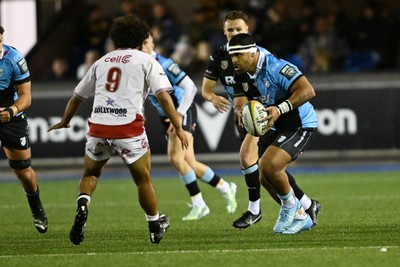 231026 - Cardiff Rugby v Hollywoodbets Sharks - United Rugby Championship - Scott Sio of Cardiff Rugby is challenged by Jaden Hendrikse of Sharks