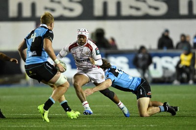 231026 - Cardiff Rugby v Hollywoodbets Sharks - United Rugby Championship - Zekhethelo Siyaya of Sharks is challenged by Le Roux Malan of Cardiff Rugby