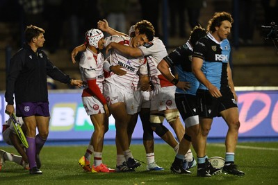 231026 - Cardiff Rugby v Hollywoodbets Sharks - United Rugby Championship - Nick Hatton of Sharks celebrates scoring a try with team mates