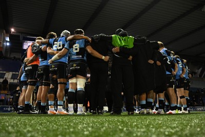 231026 - Cardiff Rugby v Hollywoodbets Sharks - United Rugby Championship - Cardiff huddle at full time