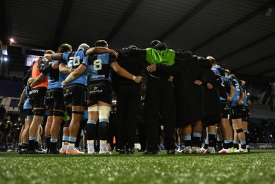 231026 - Cardiff Rugby v Hollywoodbets Sharks - United Rugby Championship - Cardiff huddle at full time