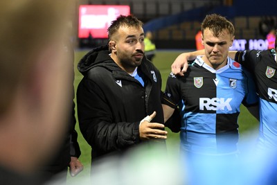 231026 - Cardiff Rugby v Hollywoodbets Sharks - United Rugby Championship - Liam Belcher of Cardiff Rugby in his sides huddle at full time
