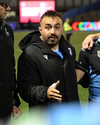 231026 - Cardiff Rugby v Hollywoodbets Sharks - United Rugby Championship - Liam Belcher of Cardiff Rugby in his sides huddle at full time