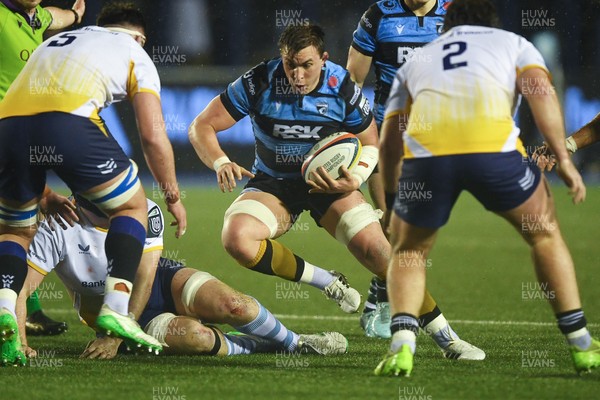270226 - Cardiff Rugby v Leinster - United Rugby Championship - Taine Basham of Cardiff Rugby is challenged by John McKee of Leinster