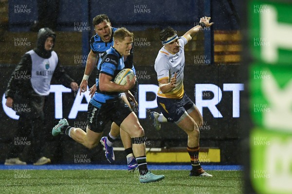 270226 - Cardiff Rugby v Leinster - United Rugby Championship - Aled Davies of Cardiff Rugby runs in to score a try