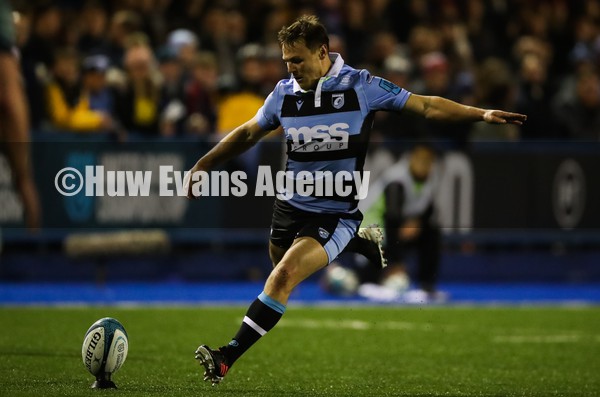 290122 - Cardiff Rugby v Leinster Rugby, United Rugby Championship - Jarrod Evans of Cardiff Rugby kicks conversion