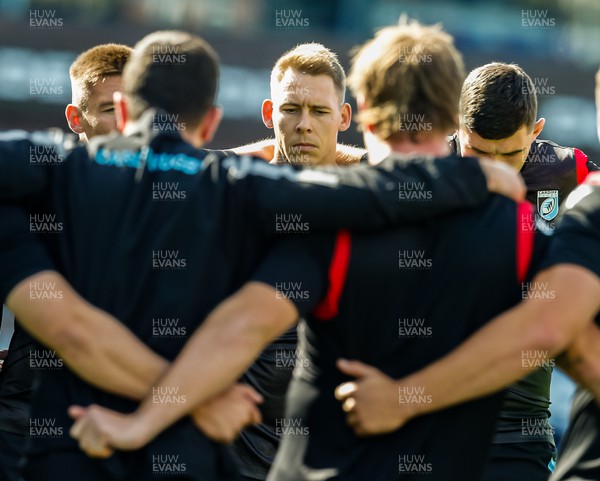 170922 - Cardiff Rugby v Munster - United Rugby Championship - Liam Williams of Cardiff in the huddle