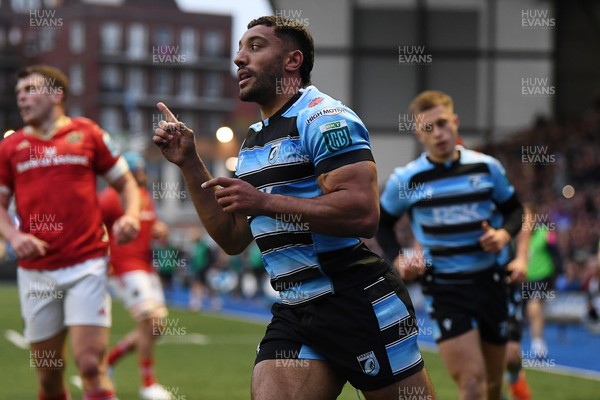 250425 - Cardiff Rugby v Munster - United Rugby Championship - Gabe Hammer-Webb of Cardiff celebrates scoring a try