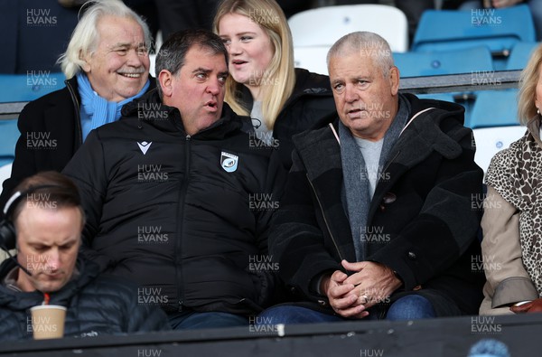 150123 - Cardiff Rugby v Newcastle Falcons - European Rugby Challenge Cup - Wales Head Coach Warren Gatland watches the game alongside Cardiff Rugby Chief Executive Richard Holland
