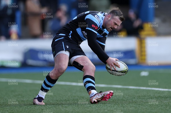150123 - Cardiff Rugby v Newcastle Falcons - European Rugby Challenge Cup - Owen Lane of Cardiff intercepts the ball to run in a try
