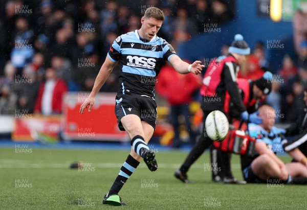 150123 - Cardiff Rugby v Newcastle Falcons - European Rugby Challenge Cup - Rhys Priestland of Cardiff kicks the conversion