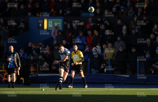 150123 - Cardiff Rugby v Newcastle Falcons - European Rugby Challenge Cup - Rhys Priestland of Cardiff kicks the conversion