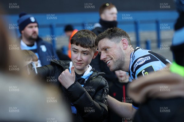 150123 - Cardiff Rugby v Newcastle Falcons - European Rugby Challenge Cup - Rhys Priestland of Cardiff with fans at full time