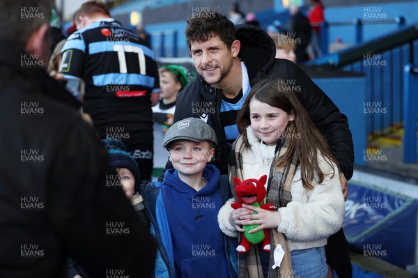 150123 - Cardiff Rugby v Newcastle Falcons - European Rugby Challenge Cup - Lloyd Williams of Cardiff with fans at full time