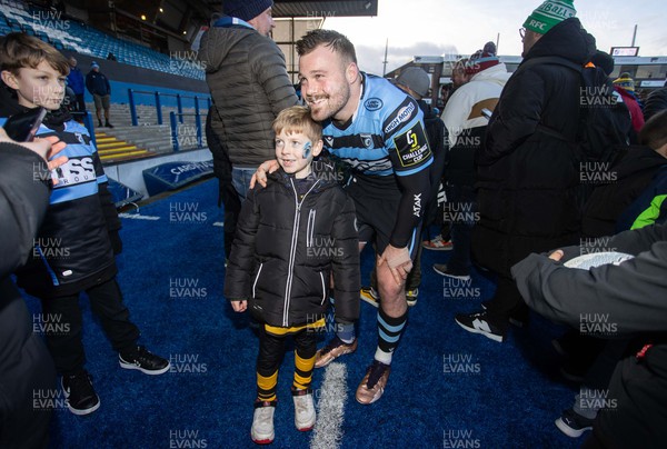 150123 - Cardiff Rugby v Newcastle Falcons - European Rugby Challenge Cup - Owen Lane of Cardiff with fans at full time