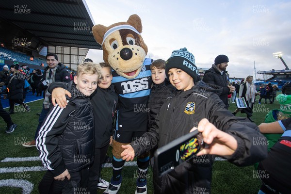 150123 - Cardiff Rugby v Newcastle Falcons - European Rugby Challenge Cup - Bruiser the bear with fans at full time