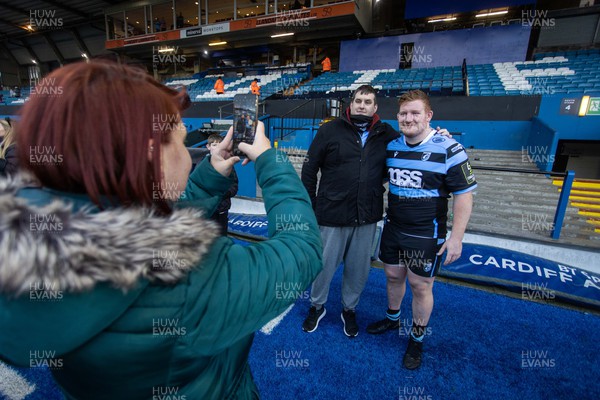 150123 - Cardiff Rugby v Newcastle Falcons - European Rugby Challenge Cup - Rhys Carre of Cardiff with fans at full time
