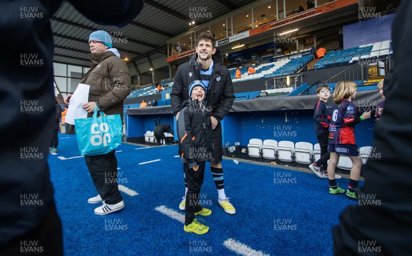 150123 - Cardiff Rugby v Newcastle Falcons - European Rugby Challenge Cup - Lloyd Williams of Cardiff with fans at full time