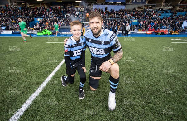 150123 - Cardiff Rugby v Newcastle Falcons - European Rugby Challenge Cup - Josh Turnbull of Cardiff with mascot