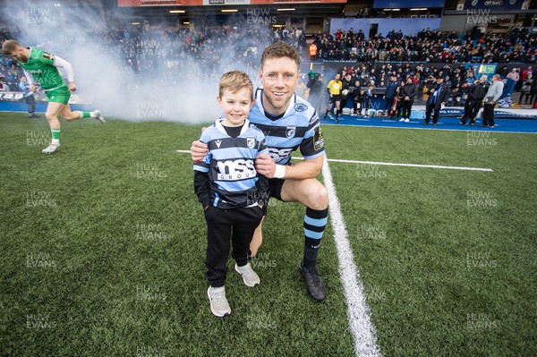 150123 - Cardiff Rugby v Newcastle Falcons - European Rugby Challenge Cup - Rhys Priestland of Cardiff with mascot