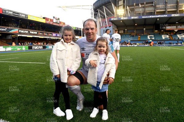 230422 - Cardiuff Rugby v Ospreys - United Rugby Championship - Alun Wyn Jones of Ospreys with daughters Mali and Efa at the end of the game