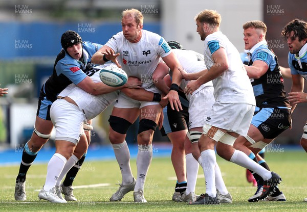 230422 - Cardiff Rugby v Ospreys - United Rugby Championship - Alun Wyn Jones of Ospreys  feeds to Keelan Giles from a line out