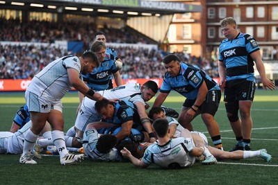240426 - Cardiff Rugby v Ospreys - United Rugby Championship - Rory Thornton of Cardiff Rugby scores the first try of the game