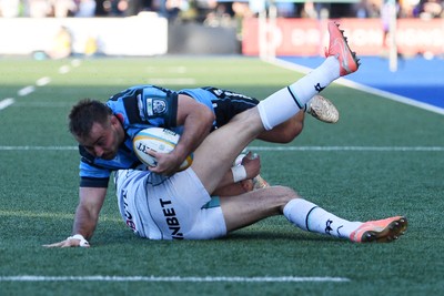 240426 - Cardiff Rugby v Ospreys - United Rugby Championship - Liam Belcher of Cardiff Rugby is challenged by Max Nagy of Ospreys