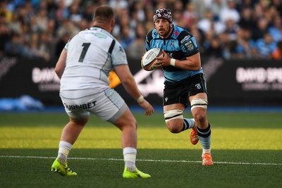 240426 - Cardiff Rugby v Ospreys - United Rugby Championship - Alun Lawrence of Cardiff Rugby is challenged by Steffan Thomas of Ospreys