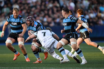 240426 - Cardiff Rugby v Ospreys - United Rugby Championship - Alun Lawrence of Cardiff Rugby is challenged by Jac Morgan of Ospreys
