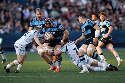 240426 - Cardiff Rugby v Ospreys - United Rugby Championship - Alun Lawrence of Cardiff Rugby is challenged by Jac Morgan of Ospreys