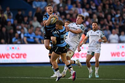 240426 - Cardiff Rugby v Ospreys - United Rugby Championship - Tom Bowen of Cardiff Rugby is challenged by Jac Morgan of Ospreys