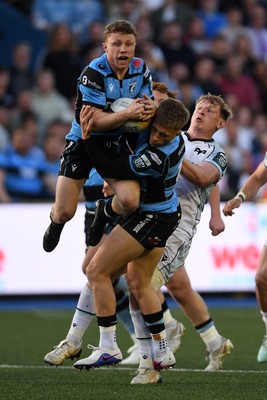 240426 - Cardiff Rugby v Ospreys - United Rugby Championship - Tom Bowen of Cardiff Rugby is challenged by Jac Morgan of Ospreys