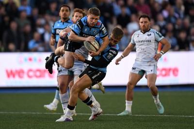 240426 - Cardiff Rugby v Ospreys - United Rugby Championship - Tom Bowen of Cardiff Rugby is challenged by Jac Morgan of Ospreys