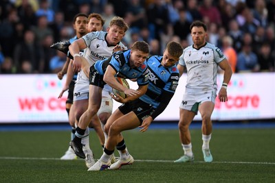 240426 - Cardiff Rugby v Ospreys - United Rugby Championship - Tom Bowen of Cardiff Rugby is challenged by Jac Morgan of Ospreys