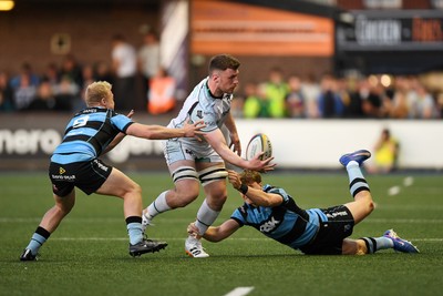 240426 - Cardiff Rugby v Ospreys - United Rugby Championship - James Ratti of Ospreys is challenged by Johan Mulder of Cardiff Rugby