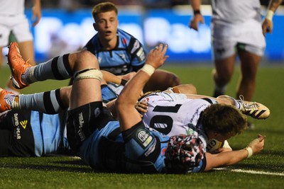 240426 - Cardiff Rugby v Ospreys - United Rugby Championship - Dan Edwards of Ospreys scores a try
