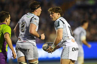 240426 - Cardiff Rugby v Ospreys - United Rugby Championship - Dan Edwards of Ospreys scores a try