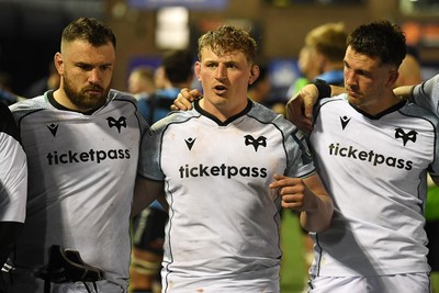 240426 - Cardiff Rugby v Ospreys - United Rugby Championship - Jac Morgan of Ospreys leads his sides huddle at full time