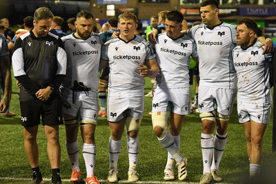 240426 - Cardiff Rugby v Ospreys - United Rugby Championship - Jac Morgan of Ospreys leads his sides huddle at full time
