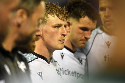 240426 - Cardiff Rugby v Ospreys - United Rugby Championship - Jac Morgan of Ospreys leads his sides huddle at full time