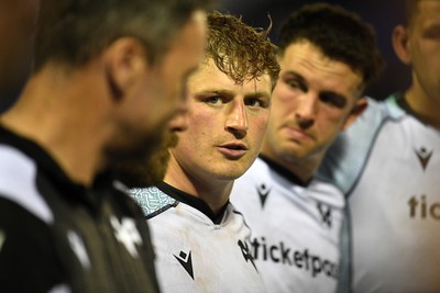 240426 - Cardiff Rugby v Ospreys - United Rugby Championship - Jac Morgan of Ospreys leads his sides huddle at full time