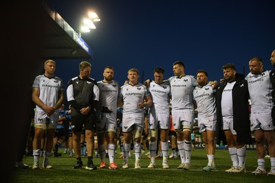240426 - Cardiff Rugby v Ospreys - United Rugby Championship - Jac Morgan of Ospreys leads his sides huddle at full time