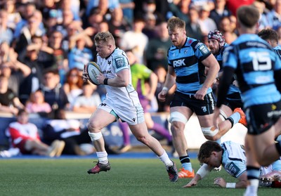 240426 - Cardiff Rugby v Ospreys - United Rugby Championship - Keiran Williams of Ospreys runs in to score a try
