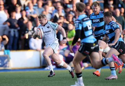 240426 - Cardiff Rugby v Ospreys - United Rugby Championship - Keiran Williams of Ospreys runs in to score a try